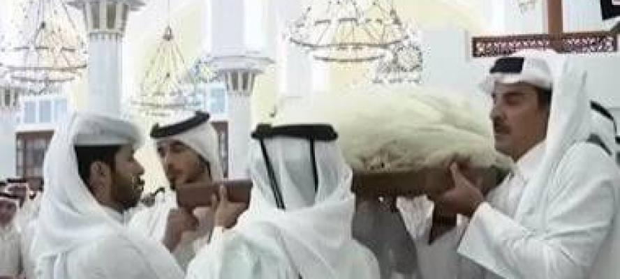 أمير قطر يحمل جثمان ”الأمير الوالد” حمد بن خليفة خلال مراسم تشييعه