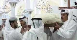 أمير قطر يحمل جثمان ”الأمير الوالد” حمد بن خليفة خلال مراسم تشييعه