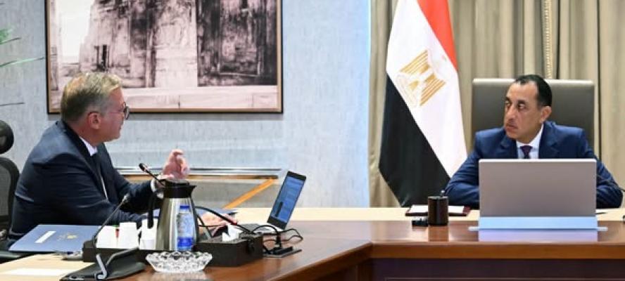 رئيس الوزراء يتابع مع وزير البترول عدداً من ملفات العمل