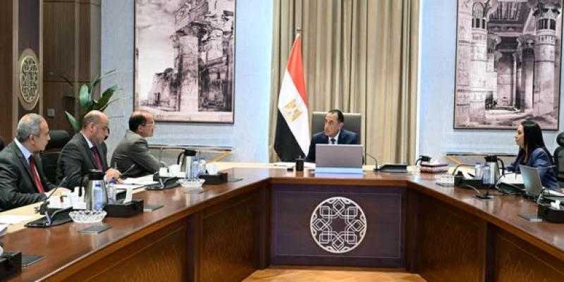 رئيس الوزراء يبحث مبادرات تحفيز العمالة غير المنتظمة وأصحاب المهن الحرة والمصريين بالخارج للاستفادة بالحماية الاجتماعية