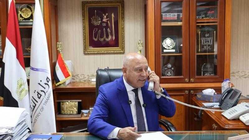 وزير النقل يهاتف ”سيدة أسوان” ويكرمها بالعاصمة الإدارية بعد تصديها لرشق قطار بالحجارة