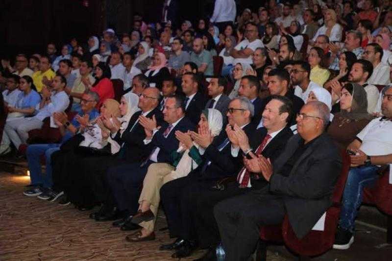 وزير التعليم العالي والقائم بأعمال وزير الثقافة ومحافظ الإسكندرية يشهدان انطلاق الموسم الصيفي للمسرح بـ ”الملك لير”