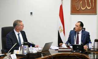 رئيس الوزراء يتابع مع وزير البترول عددا من ملفات العمل