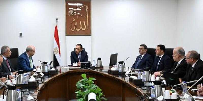 رئيس الوزراء يستعرض الموقف التنفيذي لمشروع مبني الركاب (٤) بمطار القاهرة الدولي