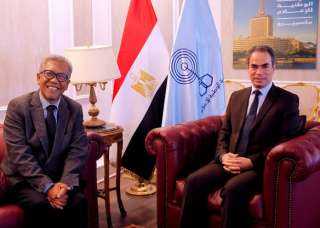 المسلماني يهدي سفير أندونيسيا أغاني أم كلثوم وكتاب ماسبيرو ”إسلام بلا أحزاب”