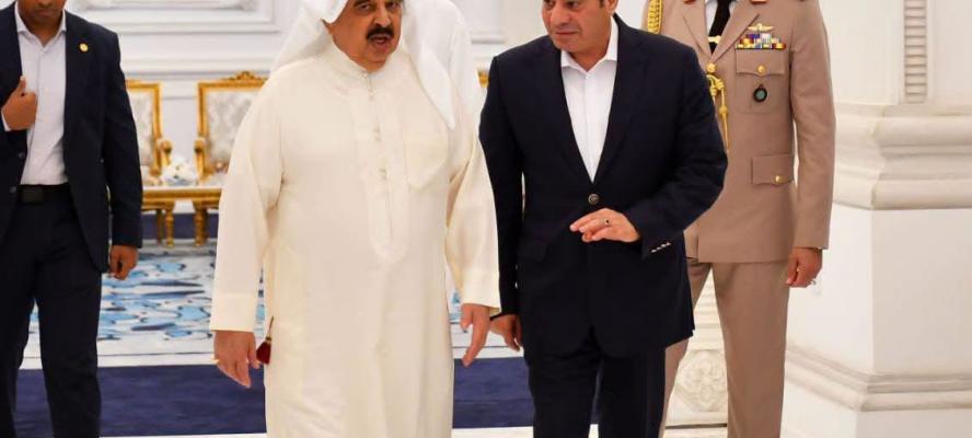 المتحدث الرئاسي ينشر صور توديع الرئيس السيسي لملك البحرين بمطار العلمين