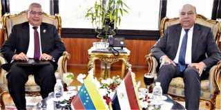وزير الطيران المدني يبحث مع سفير فنزويلا بالقاهرة آفاق التعاون في مجال الطيران المدني