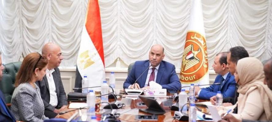 وزير العمل يتابع الاستعدادات النهائية لإطلاق نظام رقمي موحد لإدارة تصاريح عمل الأجانب.. ”خدمة متميزة” للمستثمرين وربط إلكتروني مع الجهات المعنية