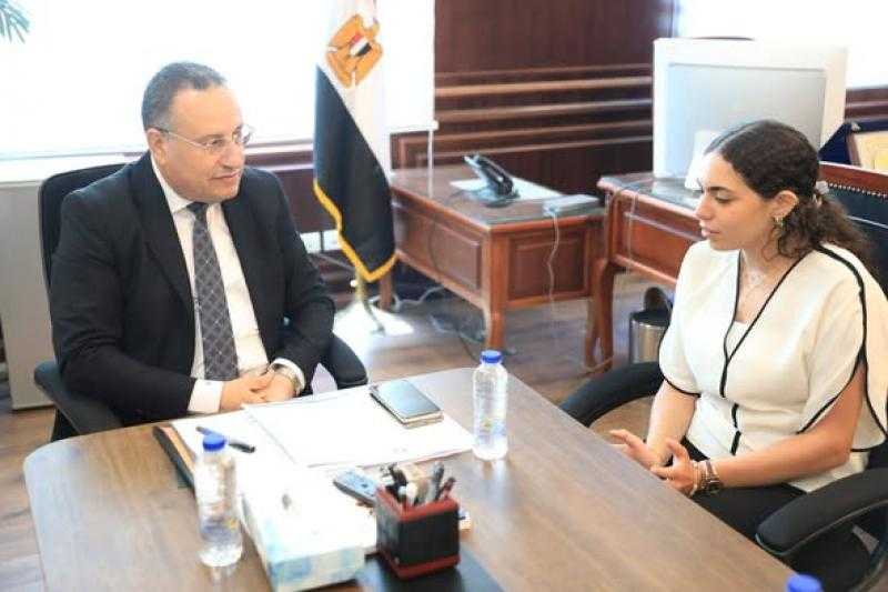 وزير التعليم العالي والقائم بعمل وزير الثقافة يكرم الطالبة هيا عمرو لمشاركتها في إسعاف مصابي مول «أرابيلا بلازا»