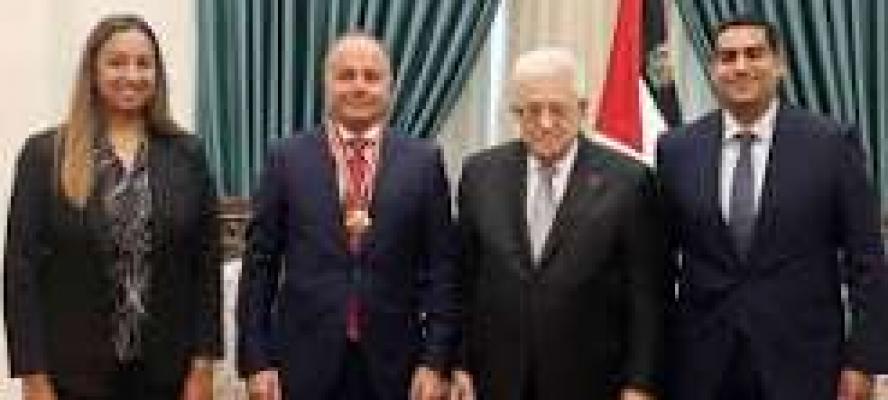الرئيس أبو مازن يقلد سفير مصر لدى فلسطين وسام نجمة القدس