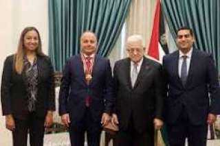 الرئيس أبو مازن يقلد سفير مصر لدى فلسطين وسام نجمة القدس