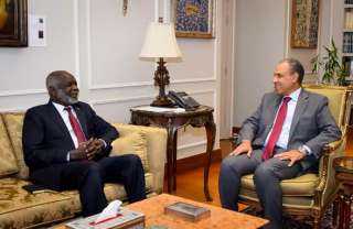 وزير الخارجية يلتقي وزير المالية والتخطيط الاقتصادي السوداني ويبحثان تعزيز التعاون الاقتصادي والتجاري ودعم جهود إعادة الإعمار