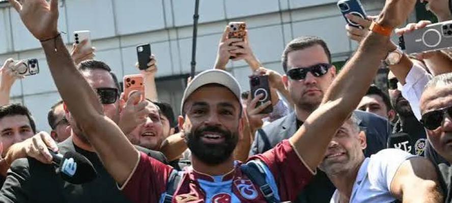 محمد صلاح يحتفل مع جماهير طرابزون بالفوز الأول في الدوري التركي