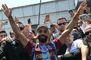 محمد صلاح يحتفل مع جماهير طرابزون بالفوز الأول في الدوري التركي