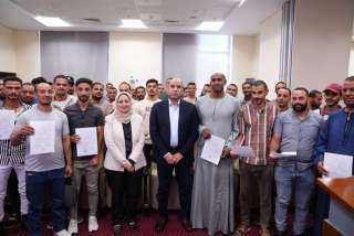 وزير العمل يُسلّم عقودًا جديدة لشباب اجتازوا اختبارات العمالة الزراعية الموسمية بالأردن