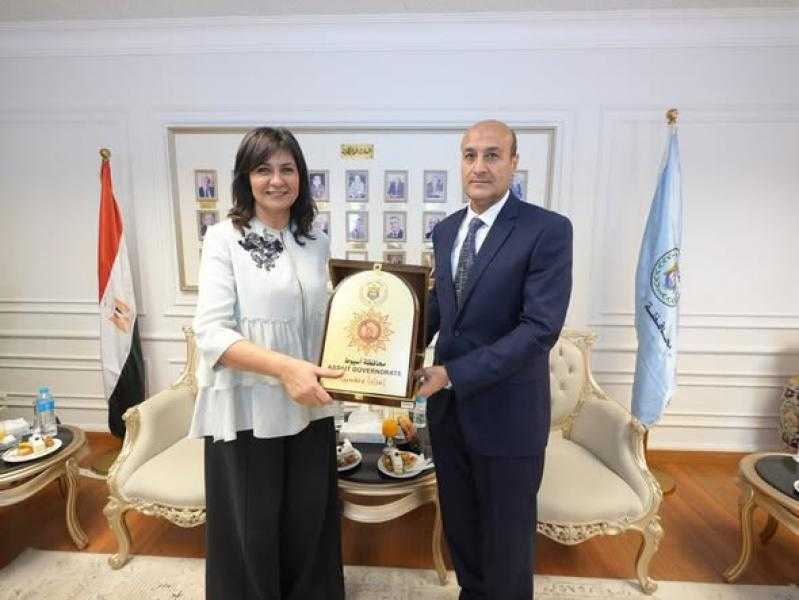 محافظ أسيوط يستقبل السفيرة نبيلة مكرم ويبحثان تعزيز التعاون مع التحالف الوطني لخدمة الأولى بالرعاية |صور
