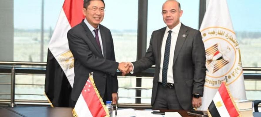 وزير الاستثمار والتجارة الخارجية يبحث مع سفير سنغافورة تعزيز التعاون الاستثماري والتجاري