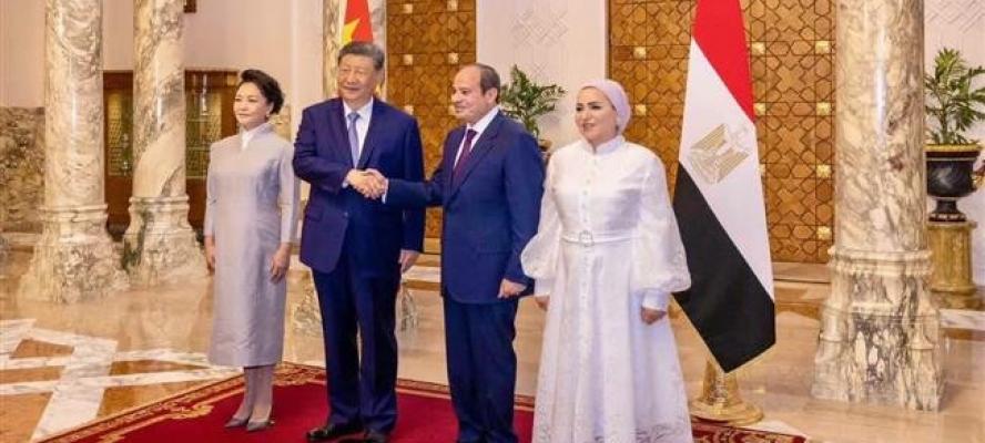 الرئيس السيسي وقرينته يودعان رئيس الصين وقرينته فى مطار القاهرة الدولي