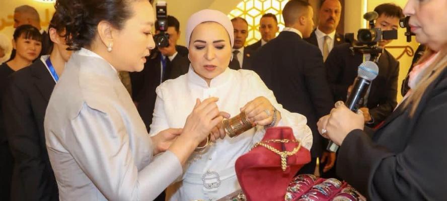 السيدة انتصار السيسي: سعدت باستقبال ضيفة مصر العزيزة قرينة الرئيس الصيني في لقاء ودي