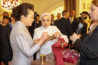 السيدة انتصار السيسي: سعدت باستقبال ضيفة مصر العزيزة قرينة الرئيس الصيني في... السيدة انتصار السيسي: سعدت باستقبال ضيفة مصر العزيزة قرينة الرئيس الصيني في لقاء ودي