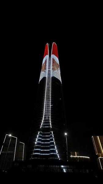 البرج الأيقونى يضىء بألوان علمى مصر والصين