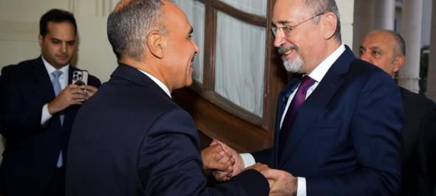 وزير الخارجية يلتقي نظيره الأردني ويبحثان تعزيز العلاقات الثنائية والتطورات الإقليمية