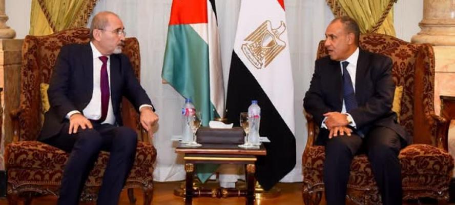 وزير الخارجية يلتقي نظيره الأردني ويبحثان تعزيز العلاقات الثنائية والتطورات الإقليمية