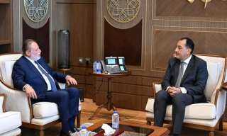 رئيس الوزراء يبحث مع محافظ البنك المركزي عددا من ملفات العمل المشتركة