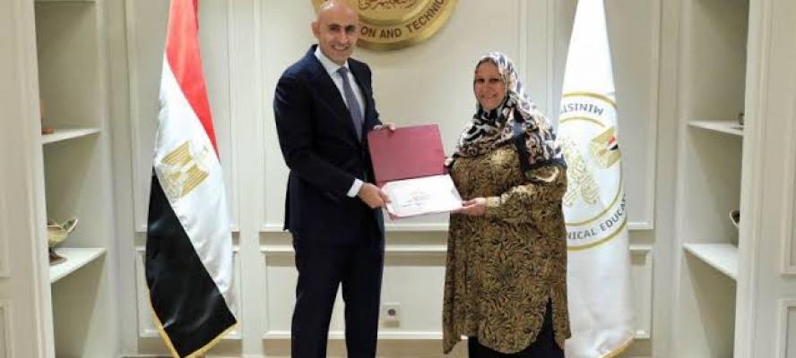 كرامة المعلمين خط أحمر.. وزير التعليم يكرم مديرى مدرستى برقطا والشهيد أحمد سمير