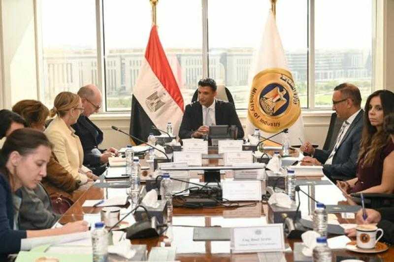 وزير الصناعة يبحث مع وفد البنك الأوروبي لإعادة الإعمار والتنمية مشروعات البنك في مصر في مجالات الصناعة والاقتصاد الأخضر وترشيد المياه