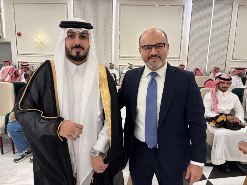 الدكتور محمد سكيك يهنئ الدكتور عبد الهادي الغامدي بحفل زفافه