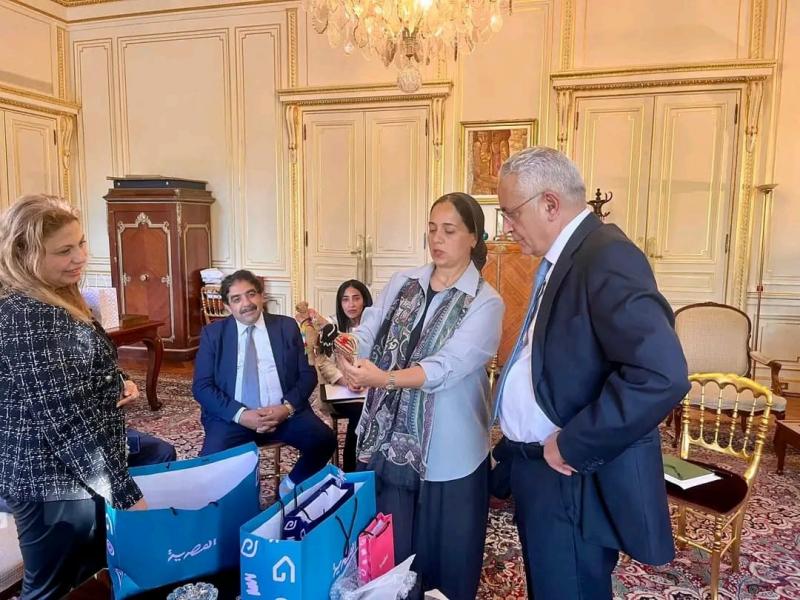 السفير المصري يلتقي العارضين المصريين في معرض «Maison&Objet» بباريس