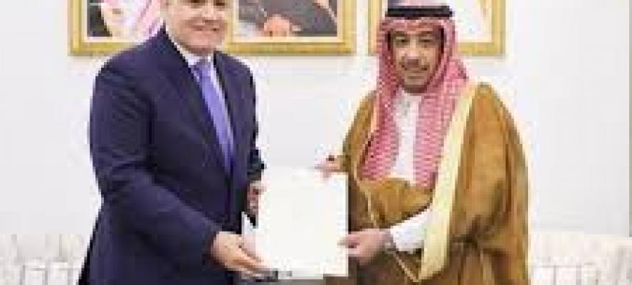 السفير حاتم عبد القادر يقدم صورة أوراق اعتماده سفيرًا لدى السعودية