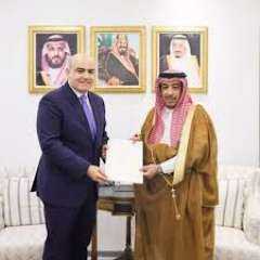 السفير حاتم عبد القادر يقدم صورة أوراق اعتماده سفيرًا لدى السعودية