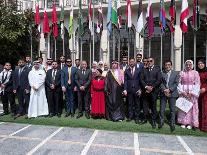 مجلس الشباب العربي يكرّم السفير مهند العكلوك بوسام ”رواد العمل العربي المشترك”