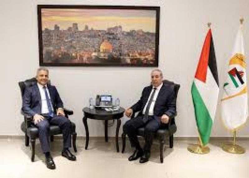 نائب الرئيس الفلسطيني يبحث مع سفير مصر الجديد آخر المستجدات السياسية