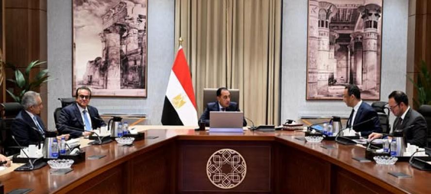 رئيس الوزراء يجتمع بوزراء الصحة والاتصالات والعدل لمتابعة تحضيرات مؤتمر شهر أكتوبر الذي كلف بعقده فخامة الرئيس
