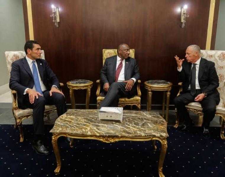 هاني أبو ريدة يكرم رئيس جنوب إفريقيا على هامش المباراة الودية بين المنتخبين