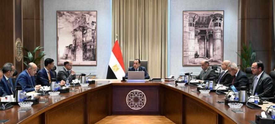 رئيس الوزراء يستعرض محاور جلسة بعنوان”استثمار منتج وصناعة تنافسية وفرص عمل مستدامة”