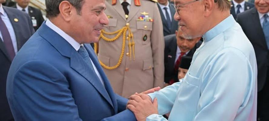 الرئيس السيسى يصل كوالالمبور ورئيس وزراء ماليزيا فى استقباله