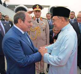 الرئيس السيسى يصل كوالالمبور ورئيس وزراء ماليزيا فى استقباله