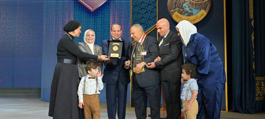 ‏صور تذكارية تجمع الرئيس ⁧‫السيسي‬⁩ بعدد من أبطال ⁧‫نصر أكتوبر