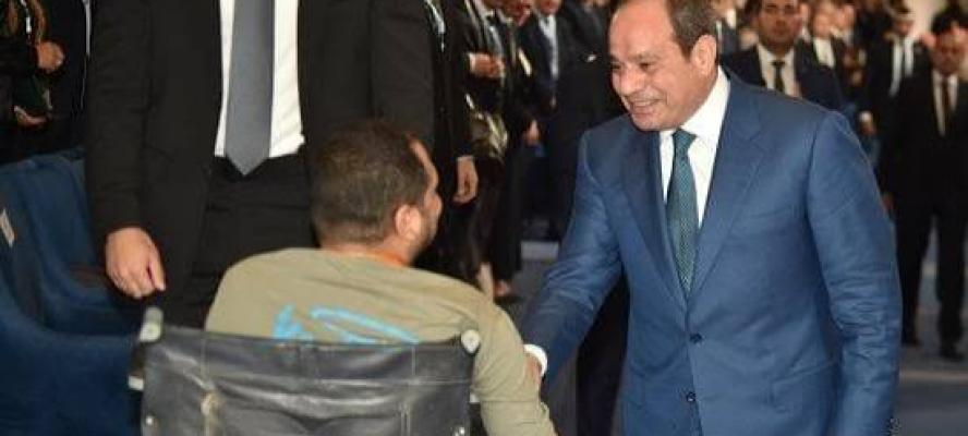 الرئيس السيسي يستجيب لرغبة مواطن من متحدى الإعاقة لمصافحته