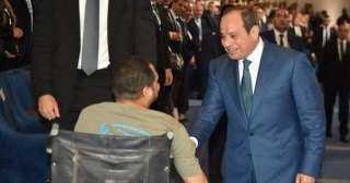 الرئيس السيسي يستجيب لرغبة مواطن من متحدى الإعاقة لمصافحته الرئيس السيسي يستجيب لرغبة مواطن من متحدى الإعاقة لمصافحته