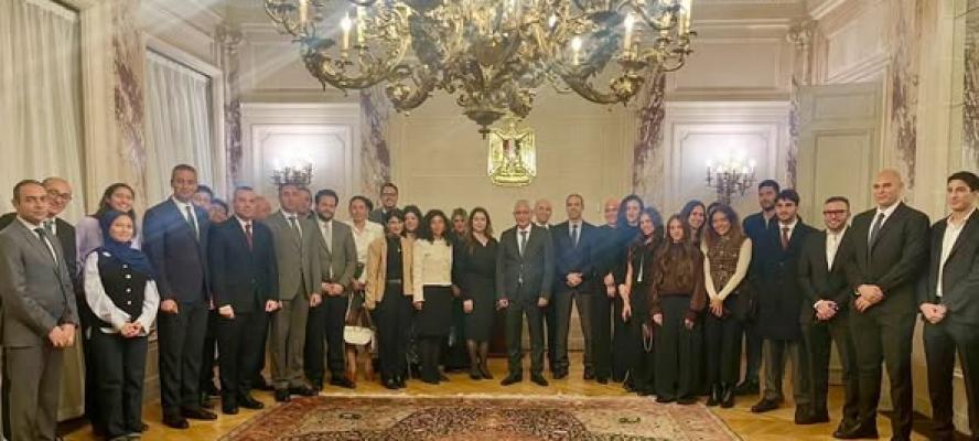 سفير مصر بفرنسا يلتقي أبناء الجالية للاطمئنان على أوضاعهم