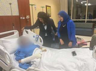 قنصلية مصر بالرياض تزور مواطنة مصرية ضمن المصابين جراء الاعتداءات على مطار الملك خالد