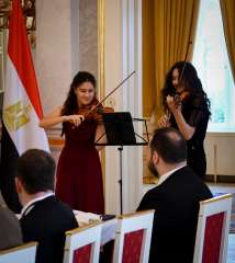 فقرة فنية لفنانتين مصريتين مجريتين خلال مأدبة تكريم فخامة الرئيس السيسى فى... فقرة فنية لفنانتين مصريتين مجريتين خلال مأدبة تكريم فخامة الرئيس السيسى فى بودابست