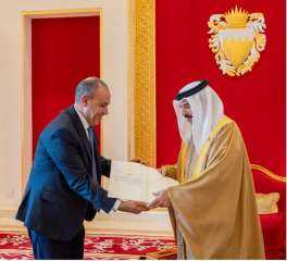 وزير الخارجية يسلم رسالة خطية من السيد الرئيس إلى ملك البحرين وزير الخارجية يسلم رسالة خطية من السيد الرئيس إلى ملك البحرين