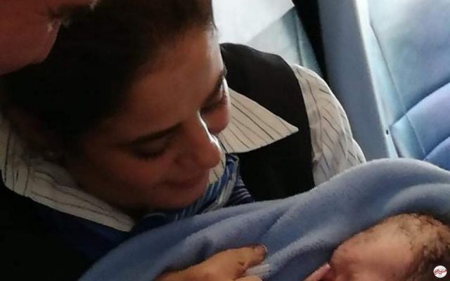 بالصور.. مصرللطيران تهدي مولودة على طائرتها تذكرة سفر مدى الحياة