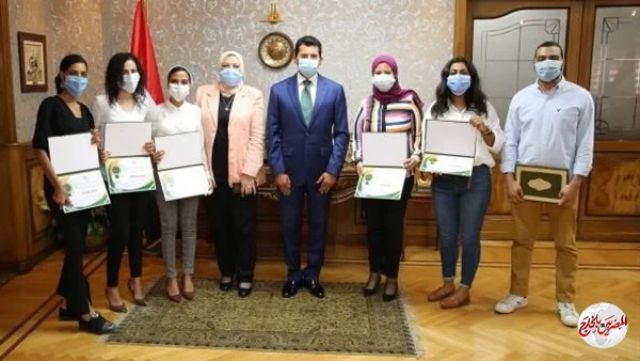 وزير الشباب يكرم أعضاء مبادرة مساعدة المتضررين من انفجار بيروت